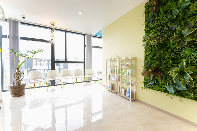 緑と開放感のある待合室