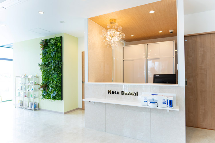 明るい雰囲気の受付