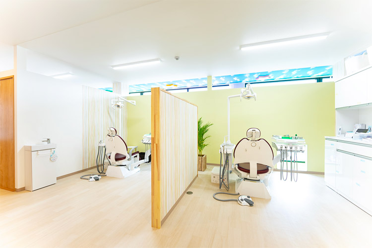 明るい内装の診察室
